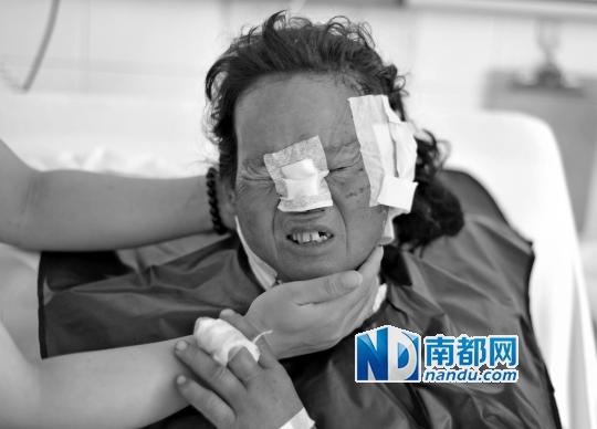 受狼群襲擊受傷較重的村民在接受救治。C FP圖片