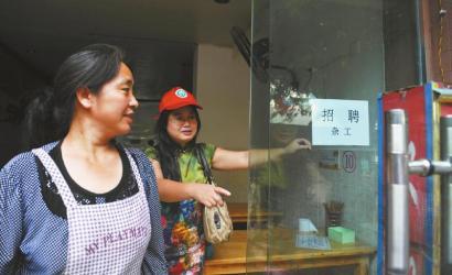 8月14日，市民志愿者體驗(yàn)城管執(zhí)法招呼商家不要亂張貼。