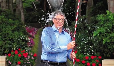 從蓋茨挑戰(zhàn)“冰桶”的視頻中可以發(fā)現(xiàn)微軟最新平板電腦Surface Pro 3的身影，網(wǎng)友稱蓋茨在做公益時還不忘給自家產(chǎn)品做代言。