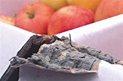 8月29日，新發(fā)地市場，一箱用“加重紙箱”包裝的蘋果正待售，紙箱夾層內灰黑色的增重填充物清晰可見