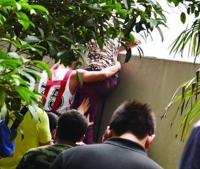 2小時(shí)后，該包工頭終于被抱下來(lái)了。
