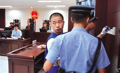 宣判后，馬凱被帶出法庭時(shí)，沖著旁聽(tīng)席上的姐姐喊道：“照顧好媽”。