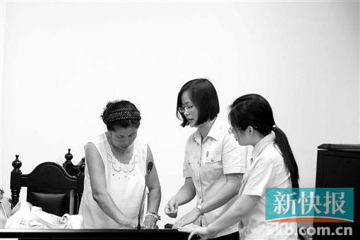 白春榮簽領(lǐng)國(guó)家賠償款。通訊員供圖