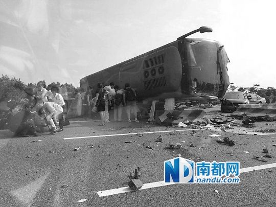 現(xiàn)場(chǎng)大客車(chē)側(cè)翻，玻璃碎落一地，車(chē)身卡在路邊水泥護(hù)欄上。 目擊者供圖