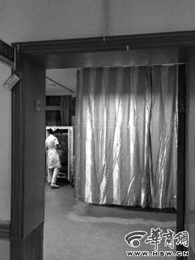 昨晚9時許，急診室簾后，6歲的小女孩靜靜地躺著 記者 卿榮波 攝