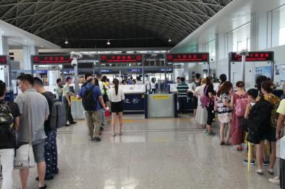 成都市民排隊(duì)準(zhǔn)備出境。