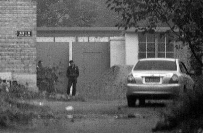 回訪今天上午，小李被困的院子大門緊閉，有人在門口望風(fēng)