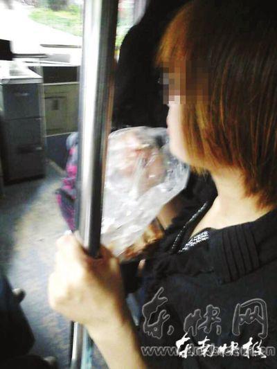 擁擠的公交車內(nèi)，這位姑娘正在嚼螃蟹網(wǎng)友供圖