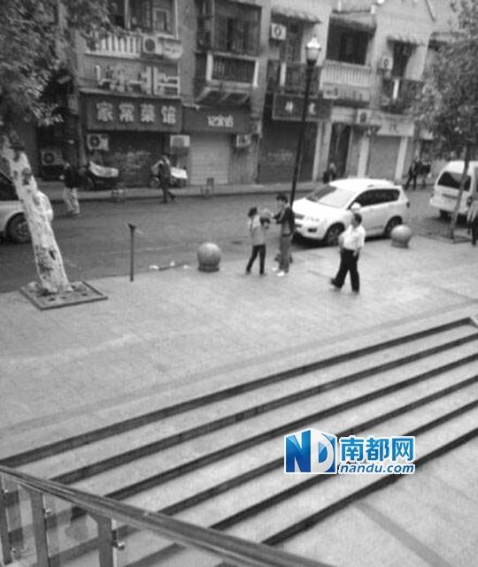 10月18日，武漢一男子抓住環(huán)衛(wèi)工打耳光。