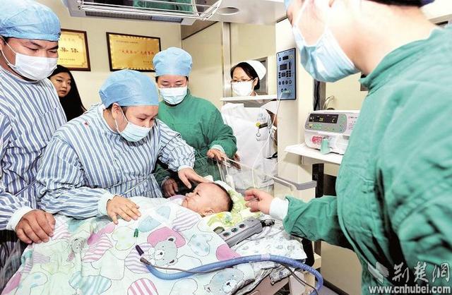 圖為：成功進(jìn)行心臟移植手術(shù)后，小患者平安度過(guò)術(shù)后危險(xiǎn)期，14日轉(zhuǎn)入普通隔離病房 （攝影 魏錸）