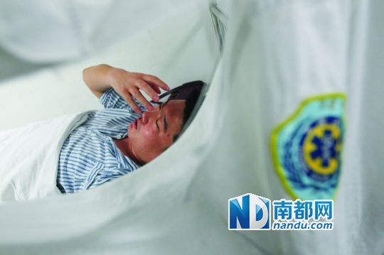 19日，北大深圳醫(yī)院，透過被撕破的工作服，急診科醫(yī)護(hù)人員申洪濤身體多處被醉酒男子抓傷。