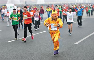 長安街，一名打扮成孫悟空的參賽者在北馬隊伍里飛奔。 本版攝影/新京報記者 吳江 李飛 王嘉寧 吳江