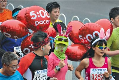 身上綁著氣球的參賽者在參加比賽。