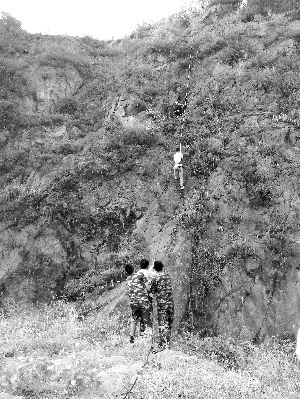 經(jīng)過(guò)三個(gè)半小時(shí)的緊張救援，半山腰的男子被成功救下 消防供圖