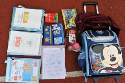 重7.8公斤的書(shū)包內(nèi)所裝物品。