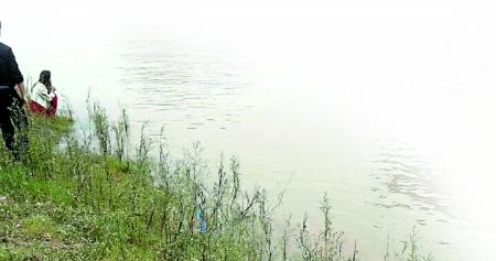 涉事男子和前女友,呆滯地望著滾滾江水。 田女士供圖