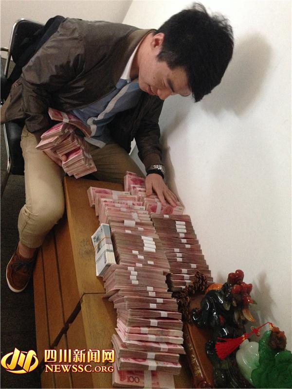 警方在犯罪嫌疑人手機(jī)中發(fā)現(xiàn)的照片，犯罪嫌疑人正在數(shù)騙來的贓款（警方提供）。