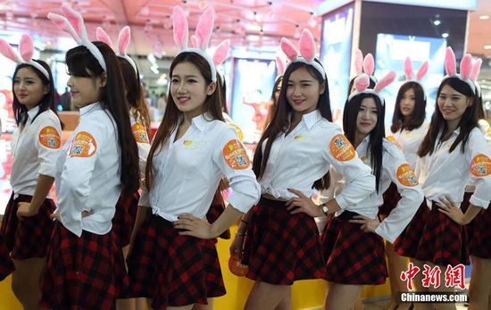 11月11日晚，一百位統(tǒng)一打扮的“兔女郎”現(xiàn)身南京新街口，逛街看電影玩快閃，走到哪里都被圍觀。