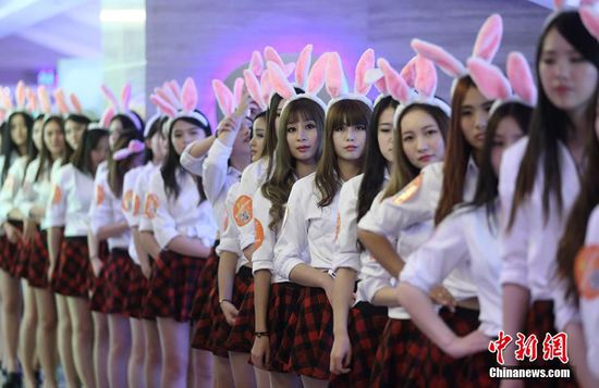 11月11日晚，一百位統(tǒng)一打扮的“兔女郎”現(xiàn)身南京新街口，逛街看電影玩快閃，走到哪里都被圍觀。