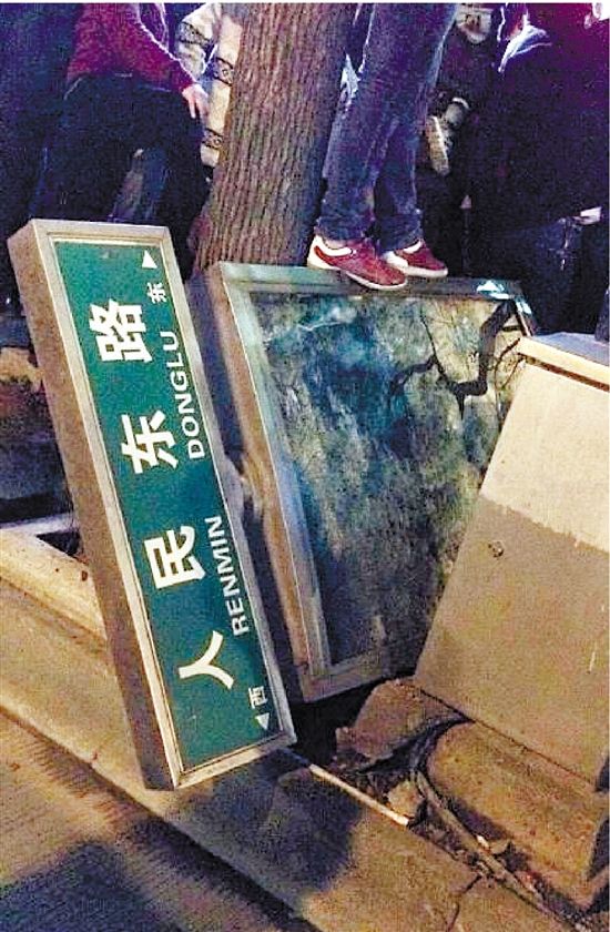 路牌都踩翻，還有人上了樹，城管不出手，也確實(shí)不大合適。