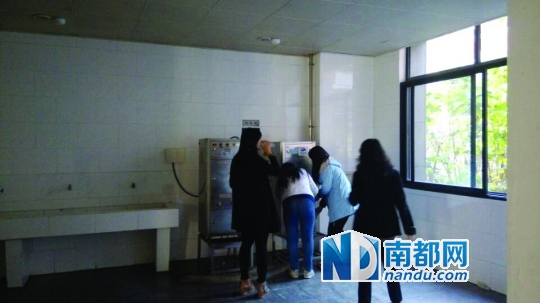 距接熱水的茶房約20米。 南都記者 張少杰 攝