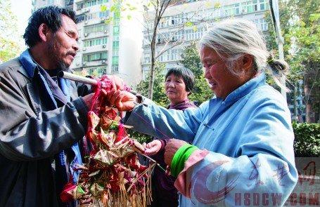 一個過路市民在挑選高廣林做的香包。