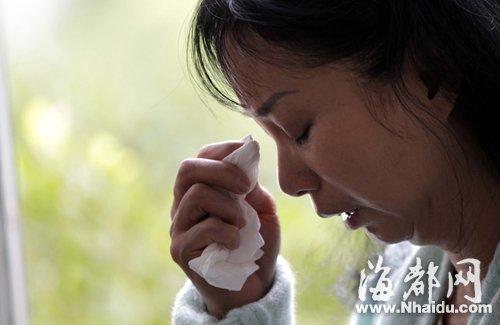 小梅的媽媽看到女兒發(fā)來的信息，就忍不住落淚