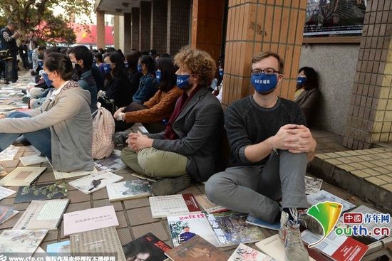 上海100名藝術(shù)家靜坐抗議中國(guó)當(dāng)代藝術(shù)(圖) 上海100名藝術(shù)家靜坐抗議中國(guó)當(dāng)代藝術(shù)(圖)