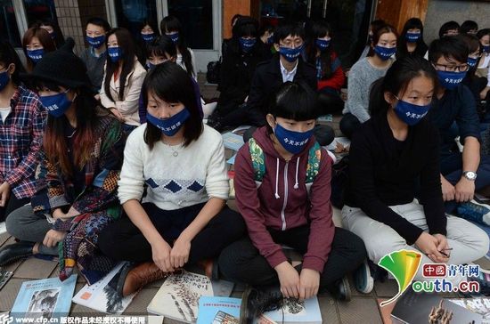 上海100名藝術(shù)家靜坐抗議中國(guó)當(dāng)代藝術(shù)(圖) 上海100名藝術(shù)家靜坐抗議中國(guó)當(dāng)代藝術(shù)(圖)