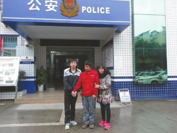 王江中和弟弟、大姑離開東南派出所前的合影。張文敏攝