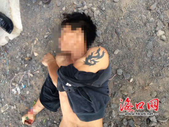 死亡的男子，左手手臂上有紋身