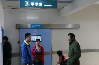 宇宇的父母和爺爺一直守候在手術(shù)室外。