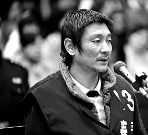 庭審時(shí)，鄭東稱自己想隨女兒一起去，請求法院判他死刑立即執(zhí)行