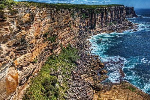 圖為英國(guó)游客看日出時(shí)摔落的懸崖。