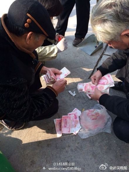 老漢悄悄取4萬(wàn)元塞被子里 老伴曬被一把撒樓下