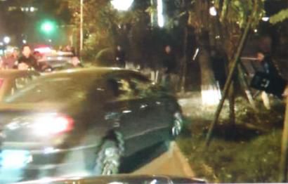 作案嫌疑車輛竄上綠化帶。（據(jù)警方視頻截圖）