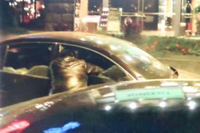 一警察試圖讓汽車停下。