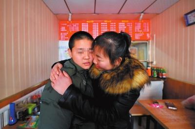 何女士找到了兒子小新后，把兒子緊緊抱在懷里。京華時(shí)報(bào)記者趙思衡攝