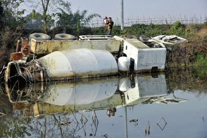 12月23日，側(cè)翻在荷塘的罐車。