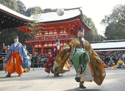 京都市左京區(qū)的下鴨神社舉行新年例行活動(dòng)“蹴鞠”。
