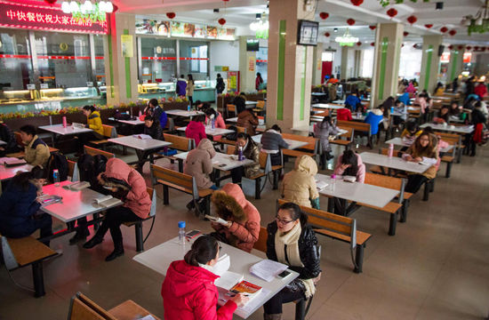 圖為在食堂內(nèi)復(fù)習(xí)的學(xué)生。