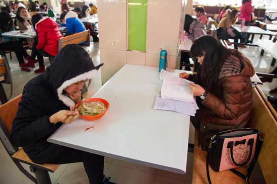 圖為在食堂內(nèi)復(fù)習(xí)的學(xué)生。