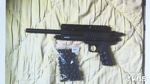 林姓男子使用的瓦斯鎮(zhèn)暴槍。圖自TVBS網(wǎng)站