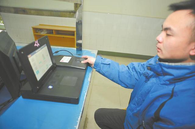 高考報(bào)名錄入指紋開始執(zhí)行,在校生由學(xué)校統(tǒng)一錄入。