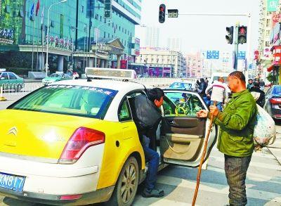 行乞者與保安聊天，竟頻頻對(duì)保安的收入表達(dá)出了不屑。