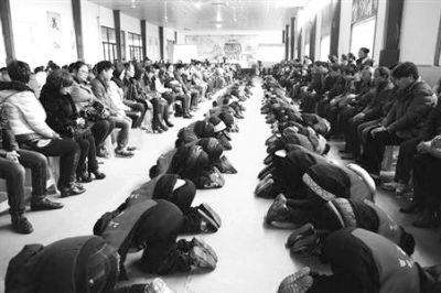 學(xué)生們在老師的指導(dǎo)下，一起給父母下跪謝恩。微博截圖