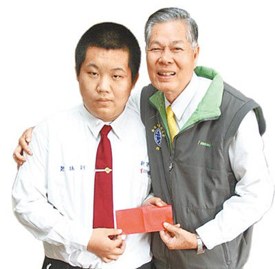 校長稱贊鄭詠釧（左）處變不驚，頒發(fā)2000元臺幣紅包“壓驚”，并記一大功。