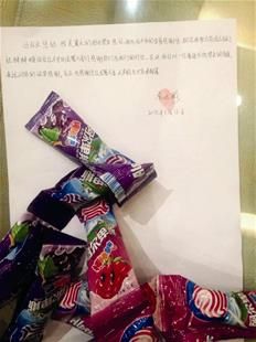 為表謝意，他特意買來20根棒棒糖送給民警。