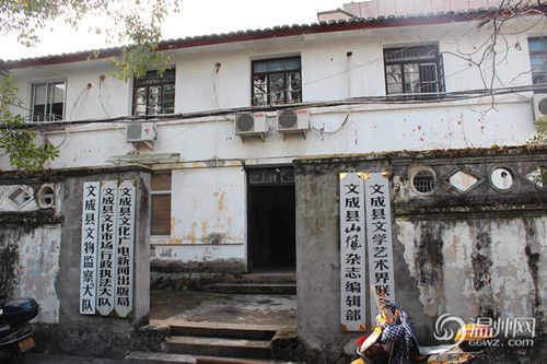 文成縣府大院除了主樓外，其他的基本為磚木結(jié)構(gòu)的兩層小樓