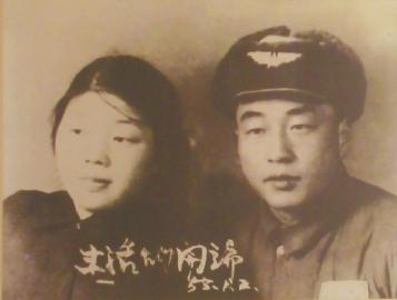 當(dāng)年的結(jié)婚照老人還保留得很好。